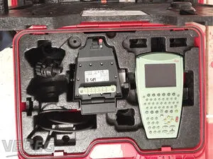 Système de mesure GNSS Leica, composé de :