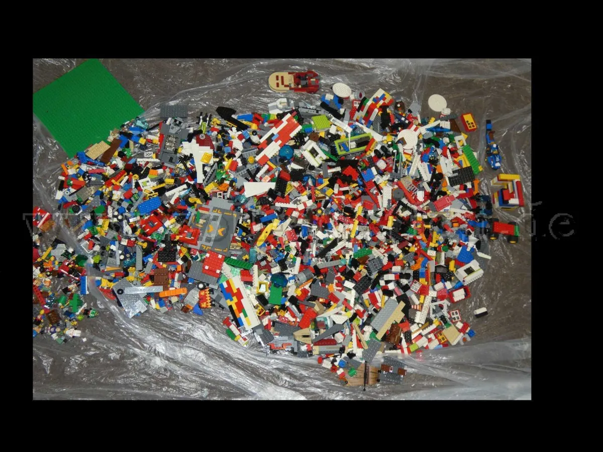 1 soubor LEGO a Playmobil - cca 8 kg, s různými stavebními návody
