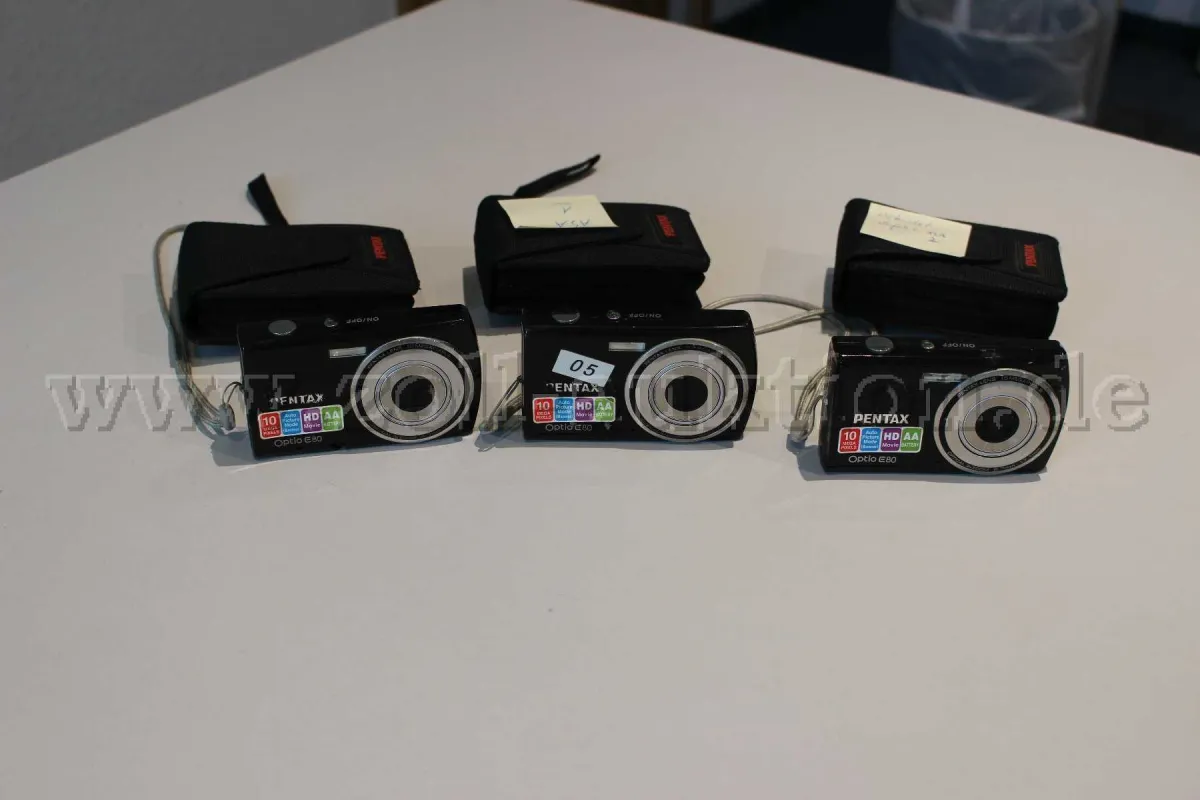 1 partij van 3 compactcamera's "E 80" van Pentax met schade