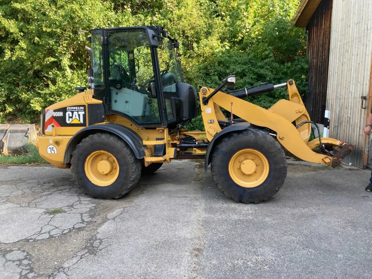 1 nakladač CATAPILLAR 908H
