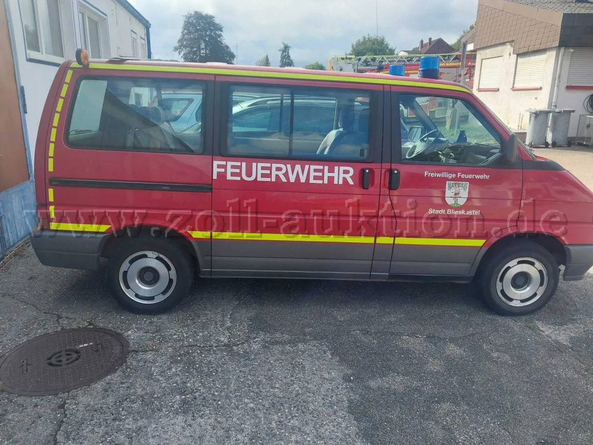 1 Volkswagen T4 crew transport vehicle (engine damage)
