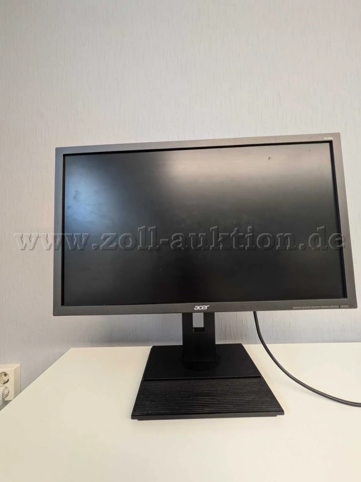 8 Acer LCD monitors model B246HL, 24 inch