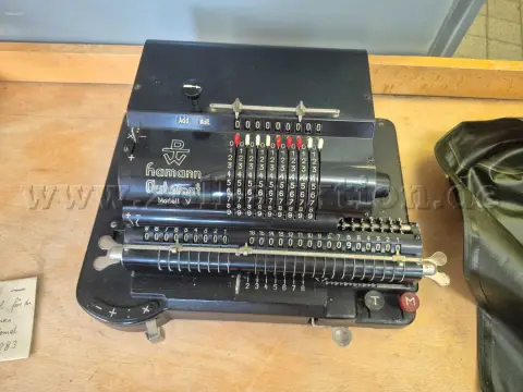 1 machine à calculer Hamann Automat modèle V