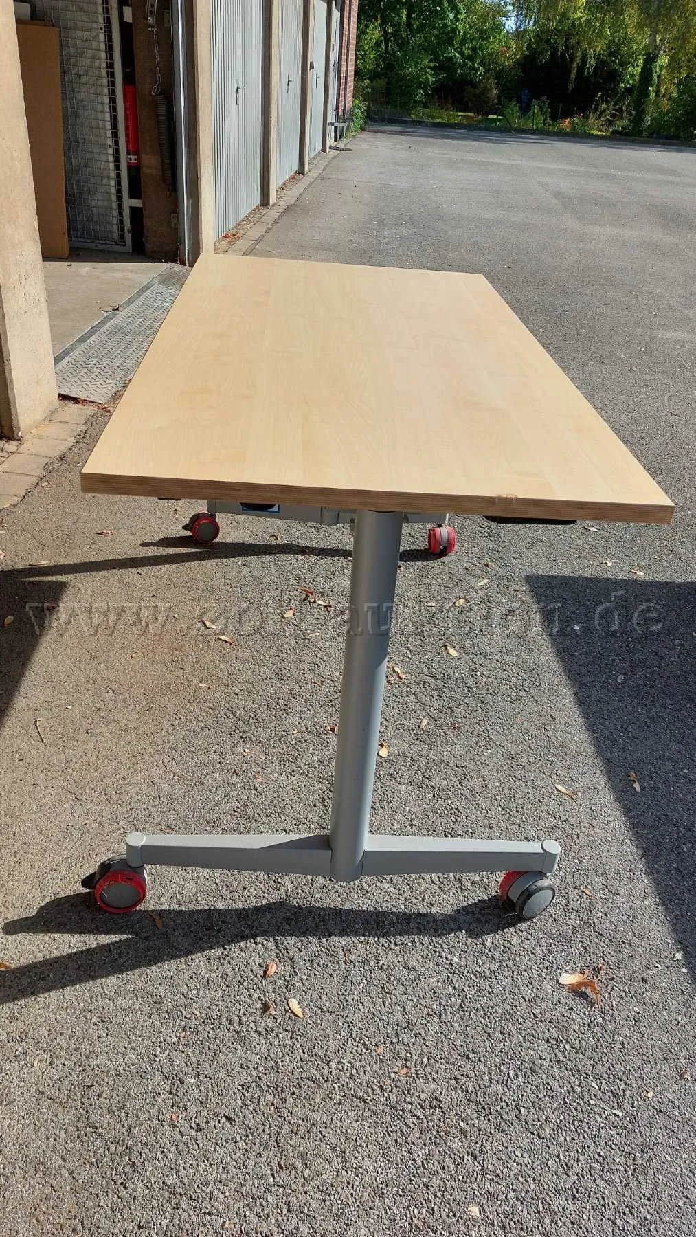 1 hochklappbarer Konferenztisch