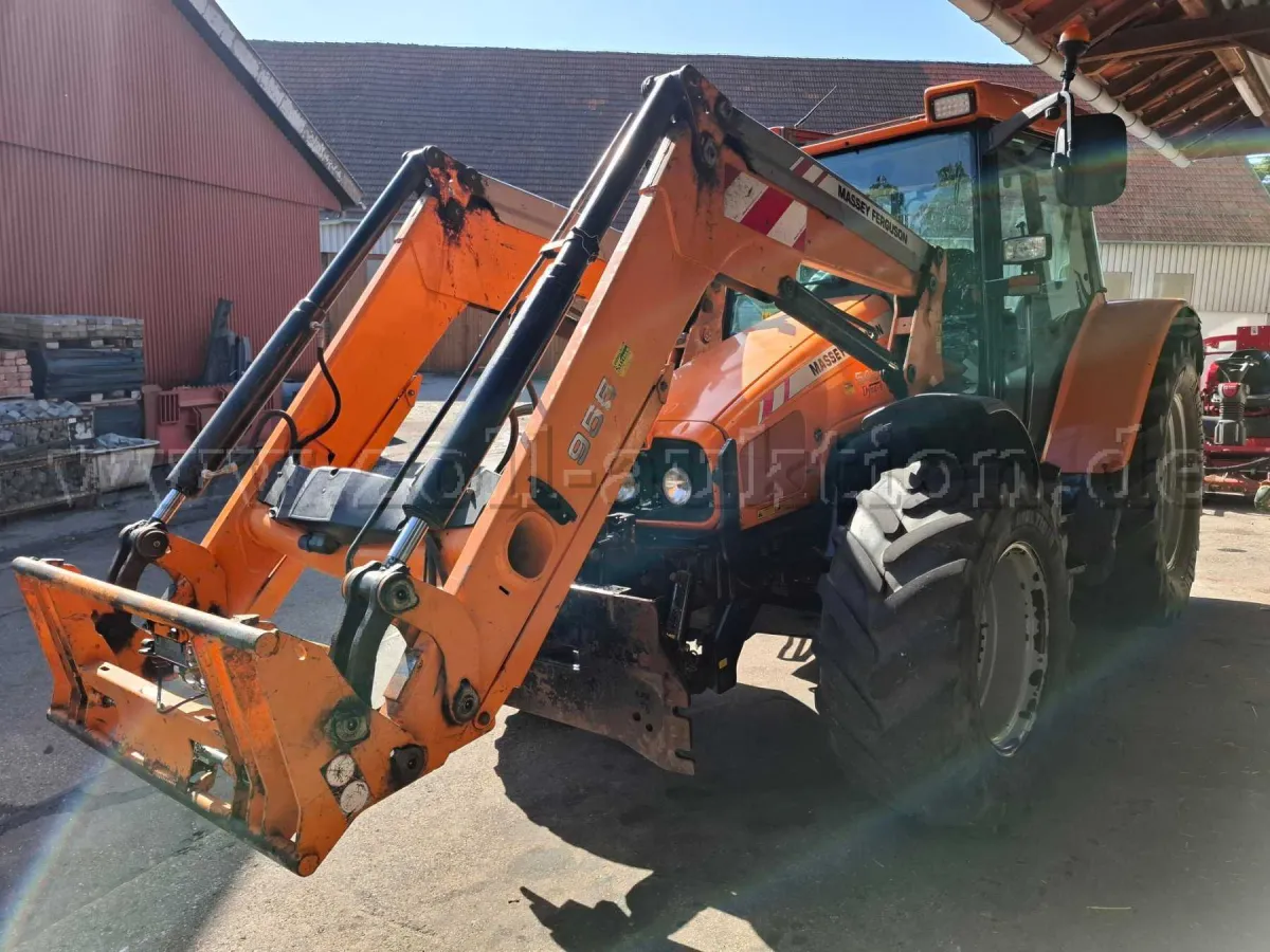 1 Schlepper Massey Ferguson 5455 mit Frontlader