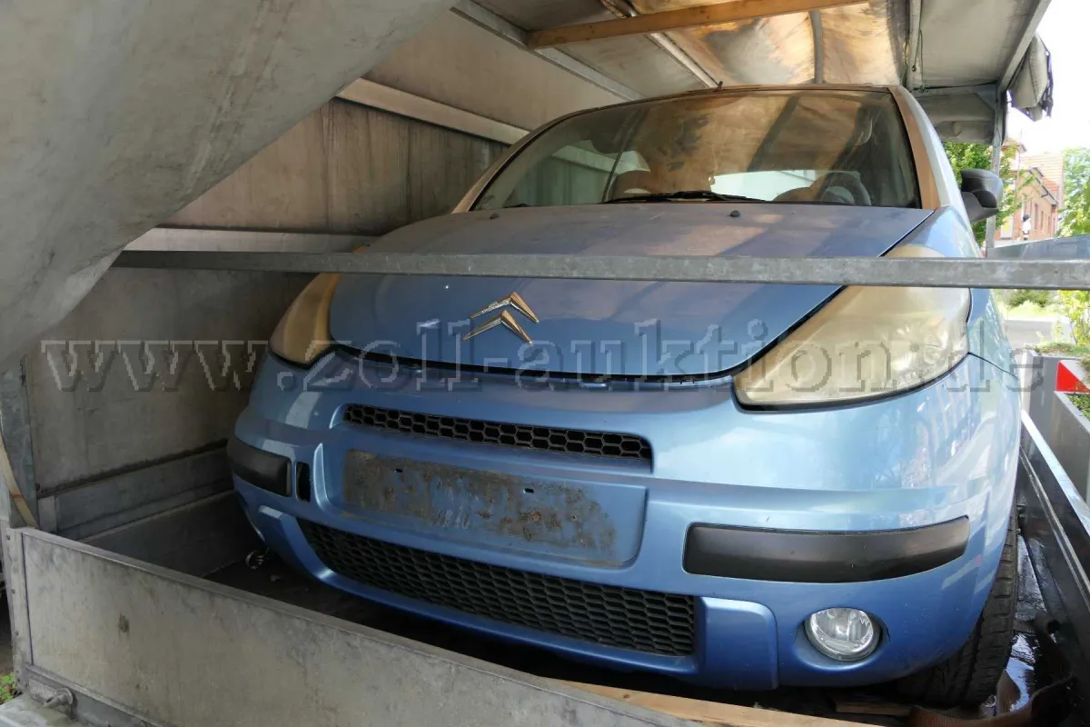 1 remorque Heinemann 2500 kg, chargée d'une Citroen C3 Cabrio - véhicule à restaurer
