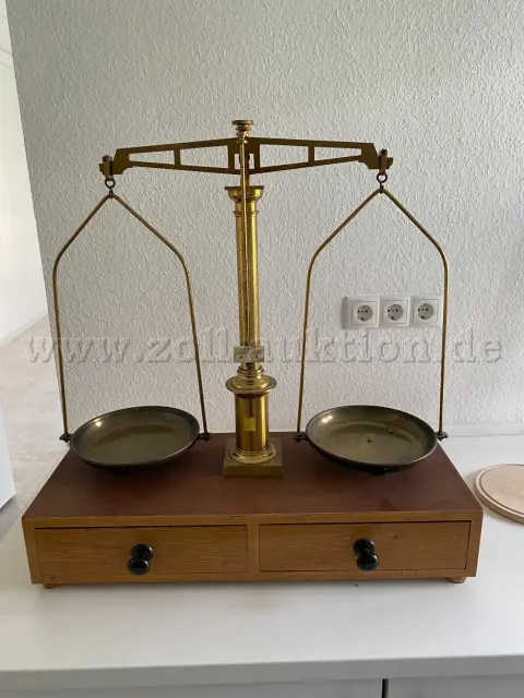1 balance d'apothicaire avec boîte en bois