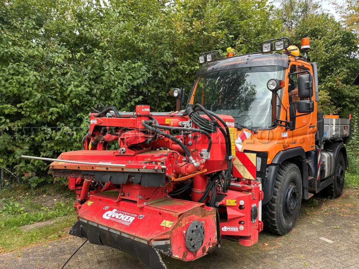1 Mercedes-Benz Unimog U400 mit Dücker Mähkombination MK 25-800