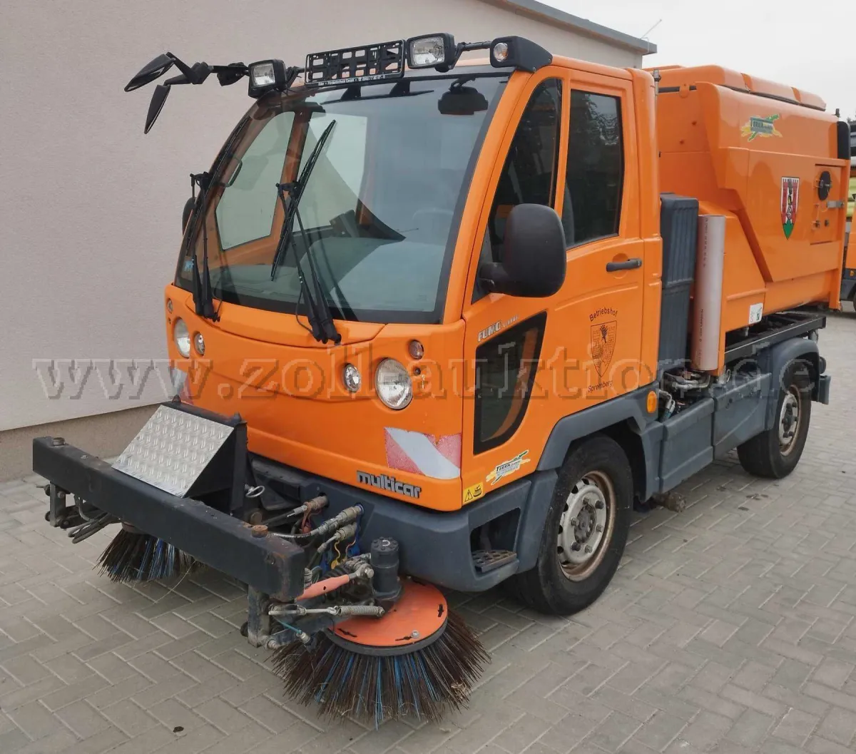 1 Multicar M30 machine automotrice balayeuse