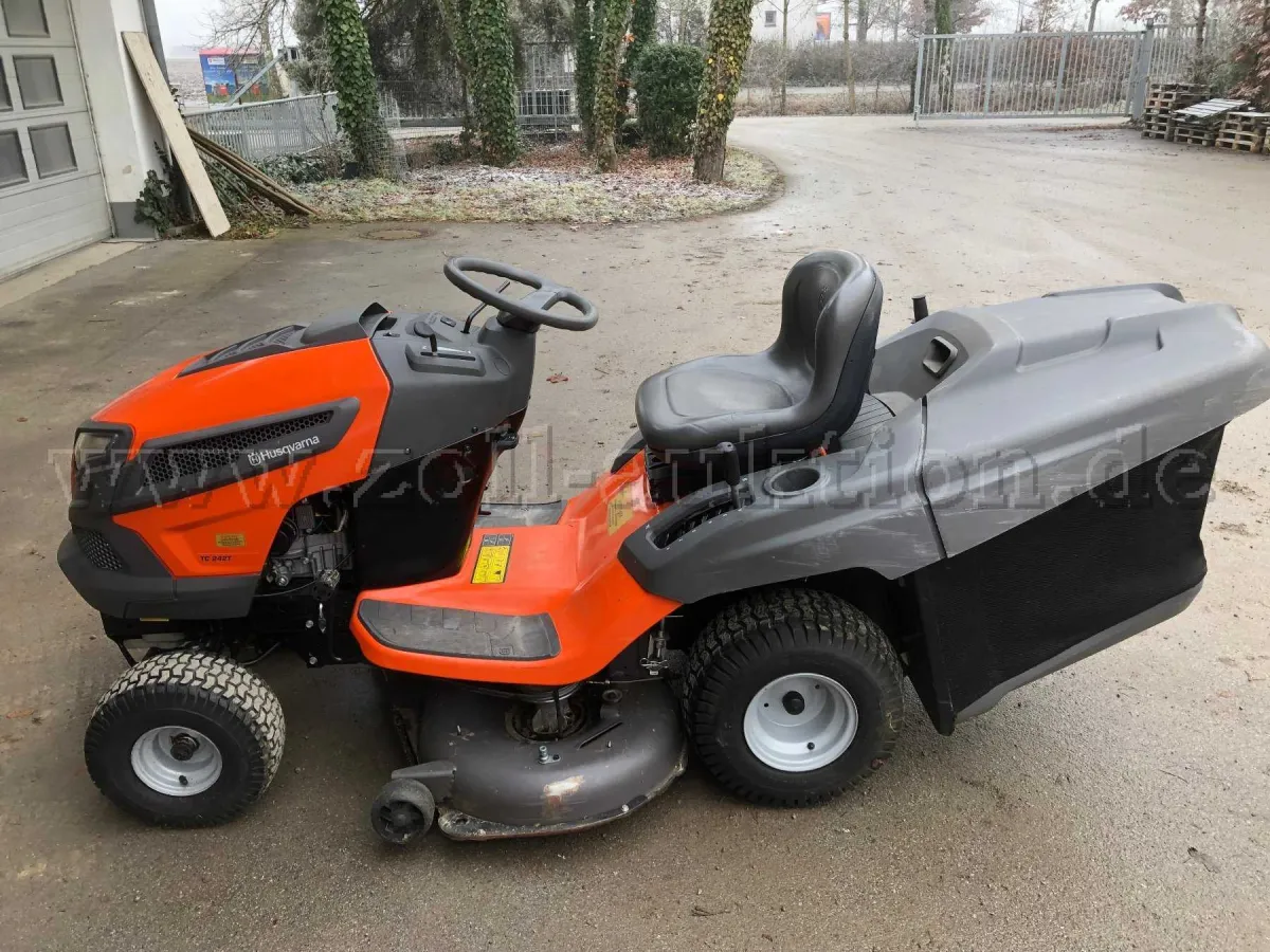 1 HUSQVARNA TRAKTOR TC 242T, Aufsitzmäher