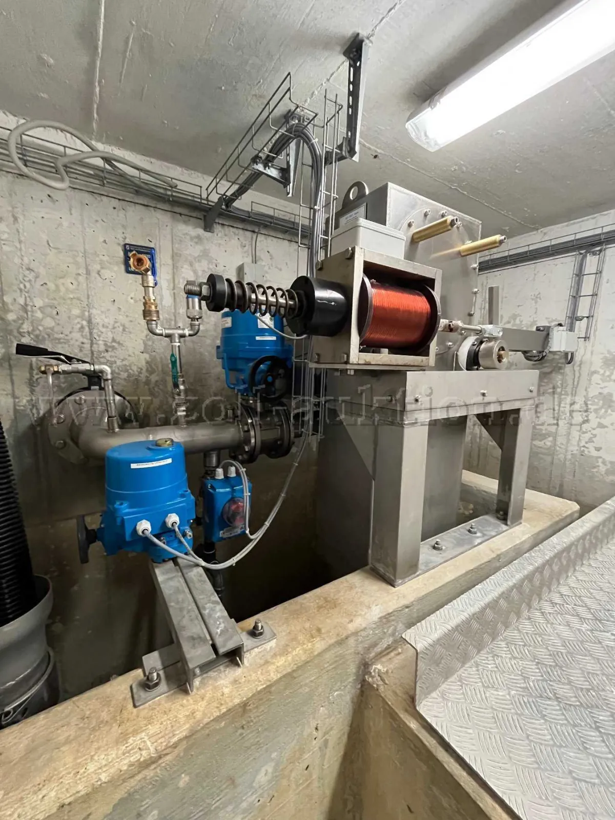 1 Micro-centrale hydroélectrique, fabricant AC-TEC GmbH Kaltern, n° de série SN-29-2011