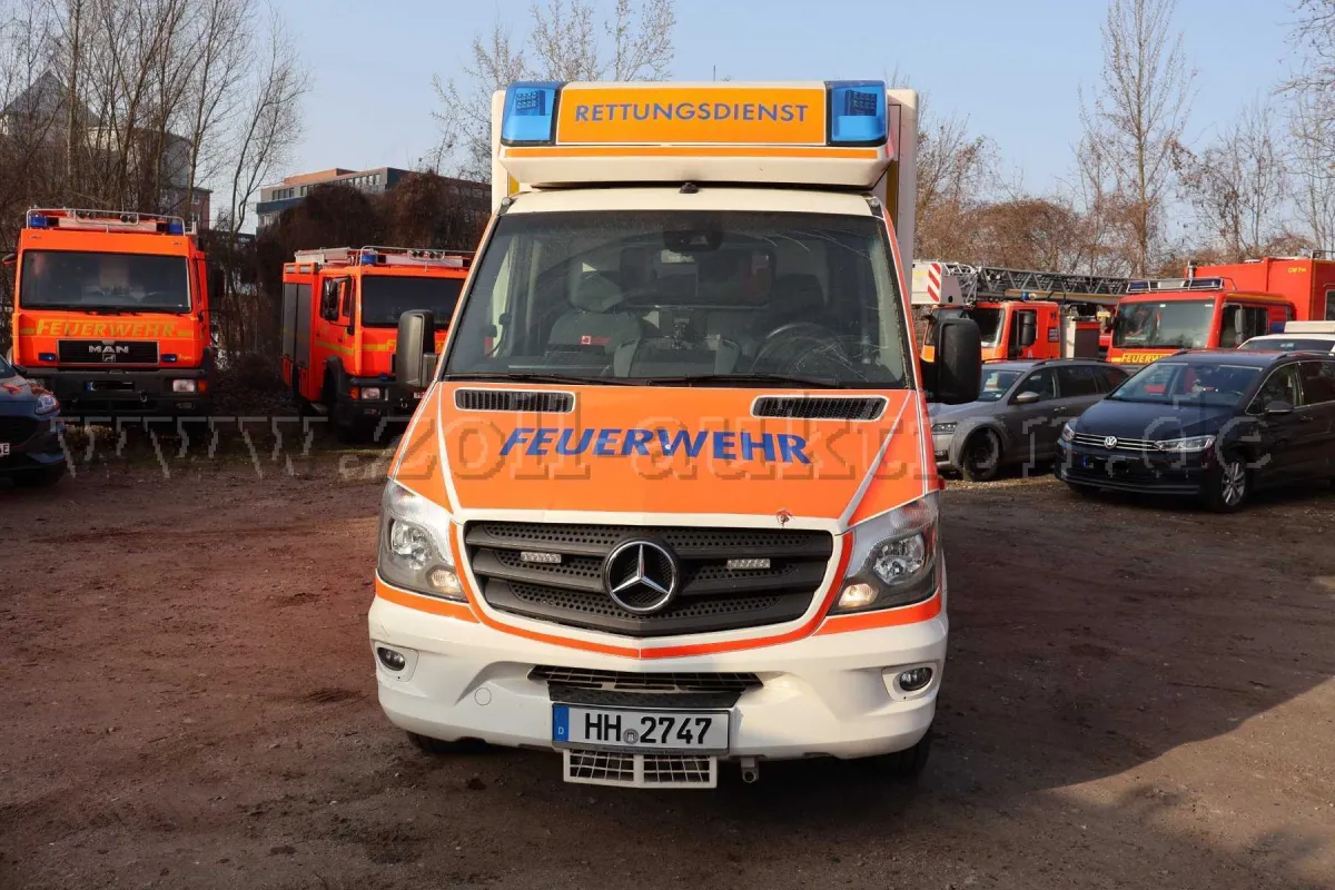 1 Mercedes Benz Sprinter RTW s nástavbou (HH-2747)