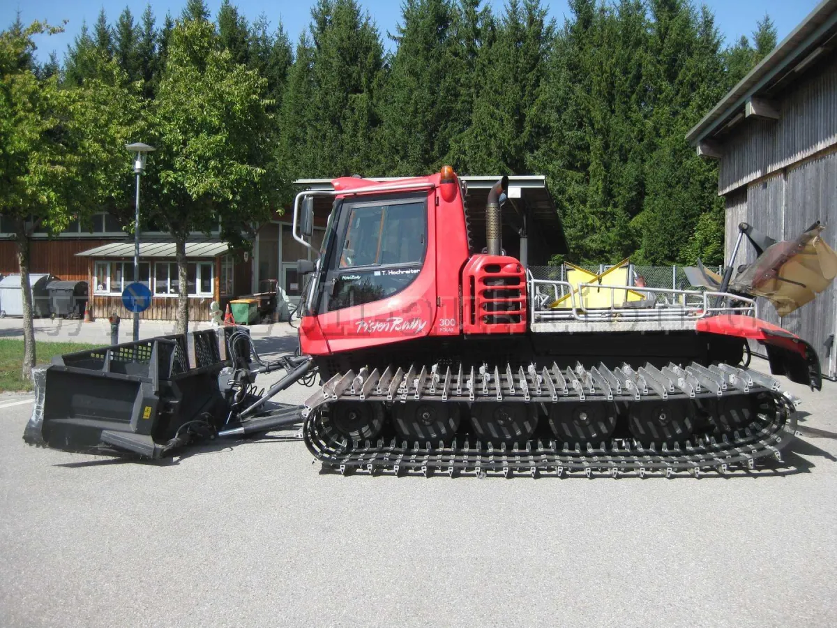 1 Kässbohrer PistenBully 300 Polar