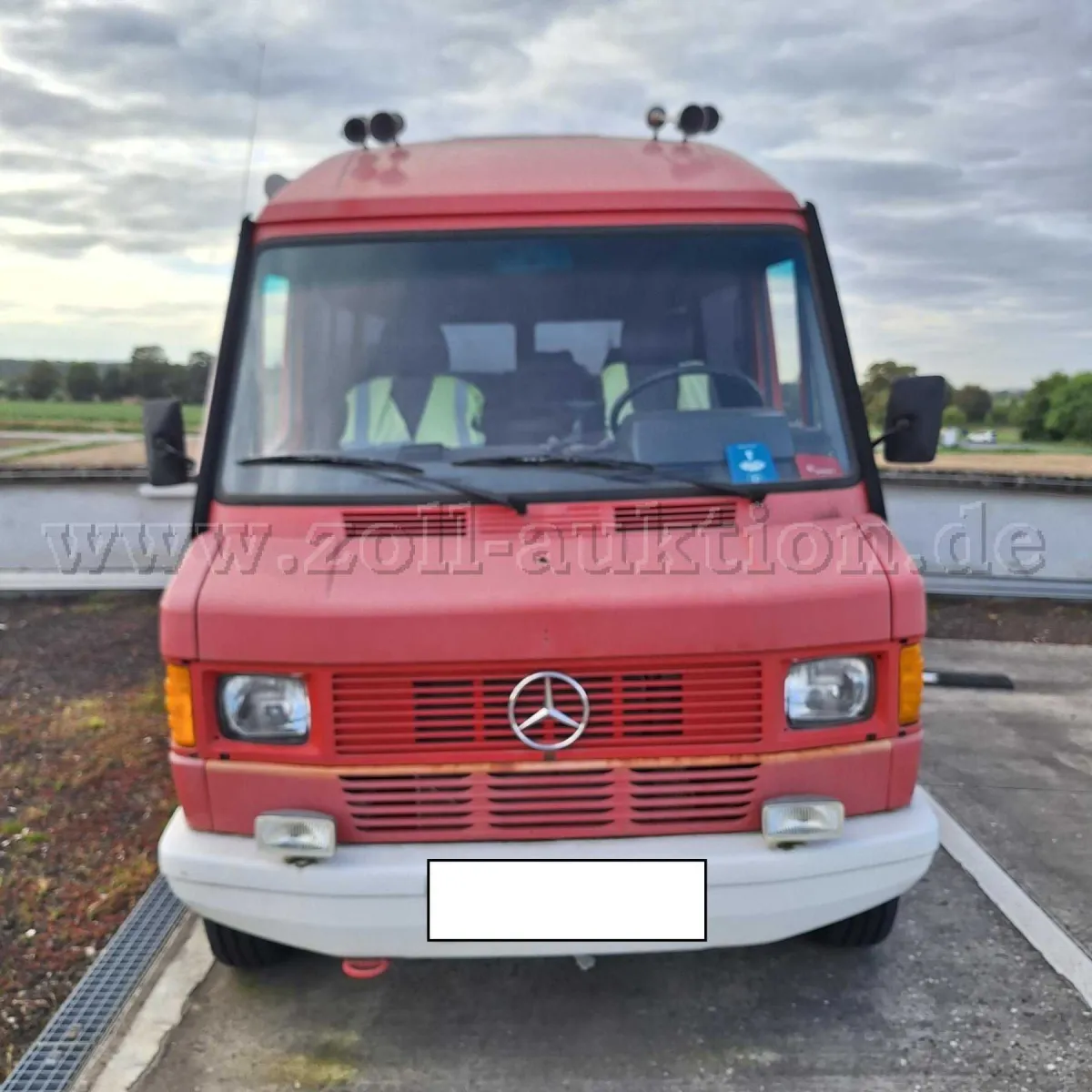1 Mercedes Benz 208-D-KB comme véhicule de commandement