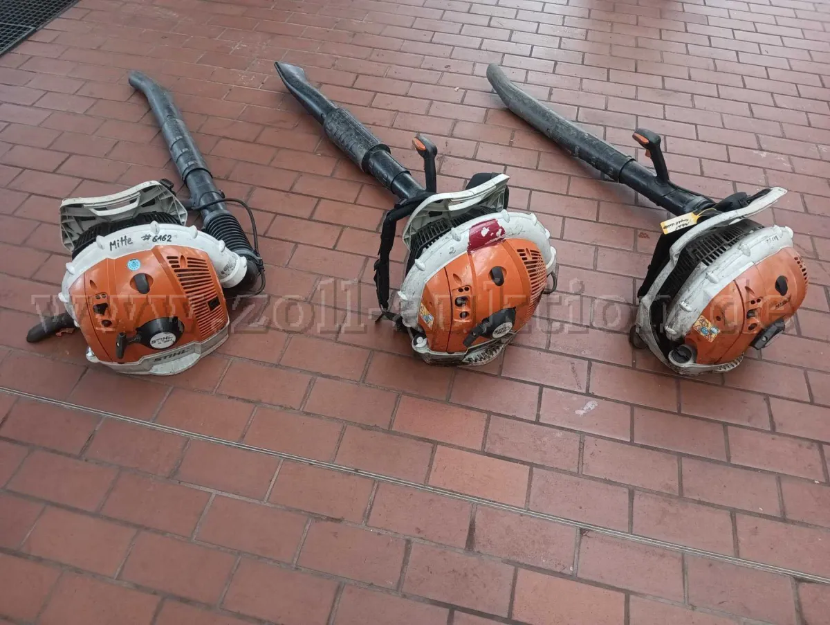 1 Paket mit drei Stihl Laubbläsern als Teilträger
