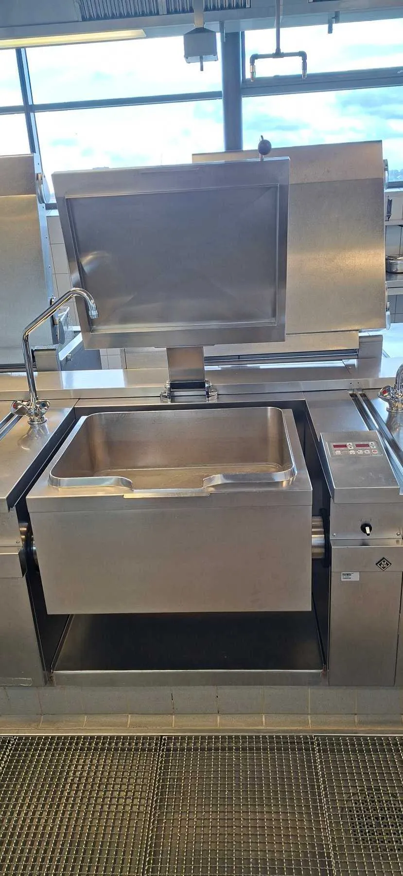 1 sauteuse électrique basculante Magnum 2/1 GN