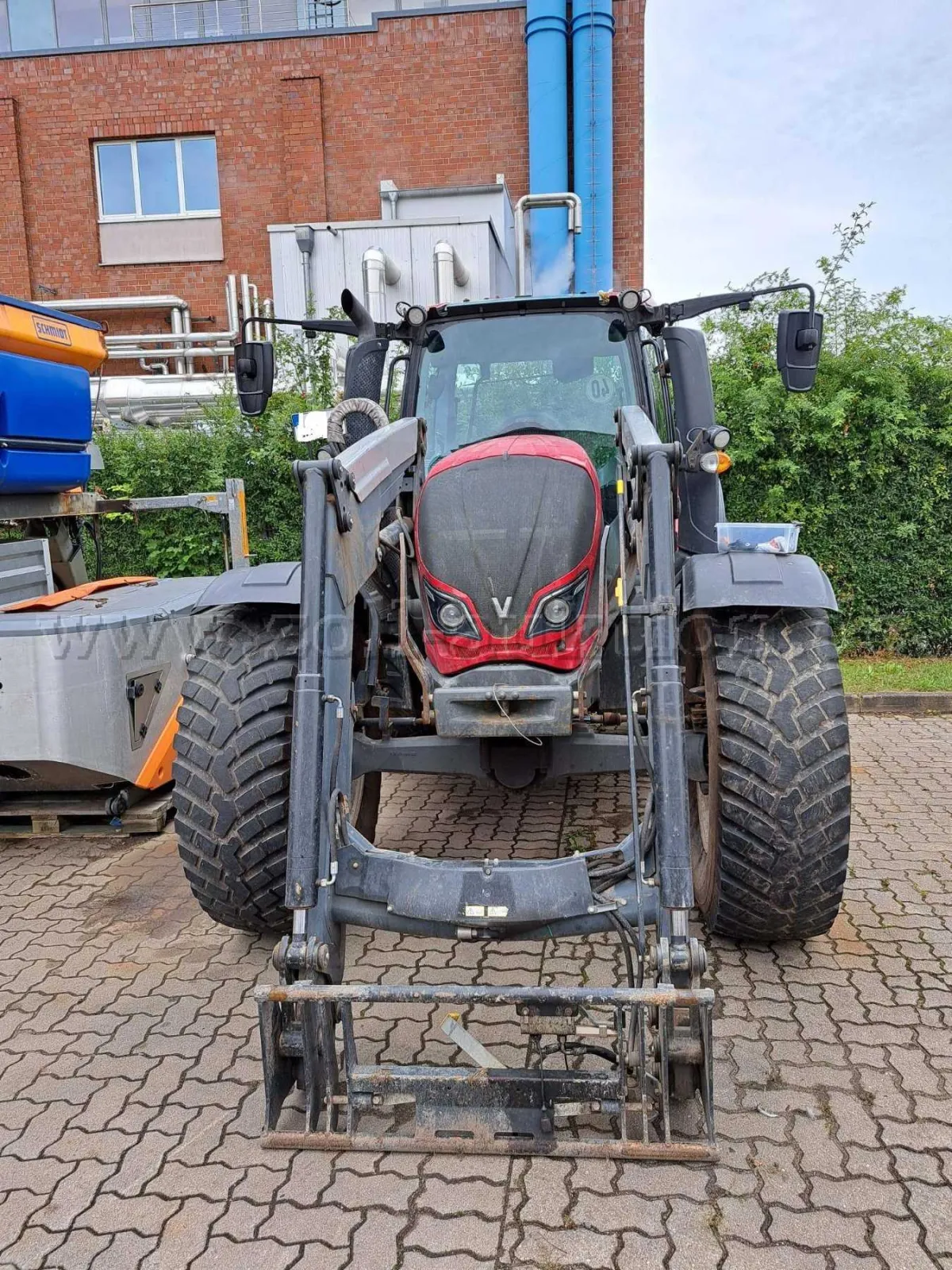 1 Agricultural tractor Valtra N124F