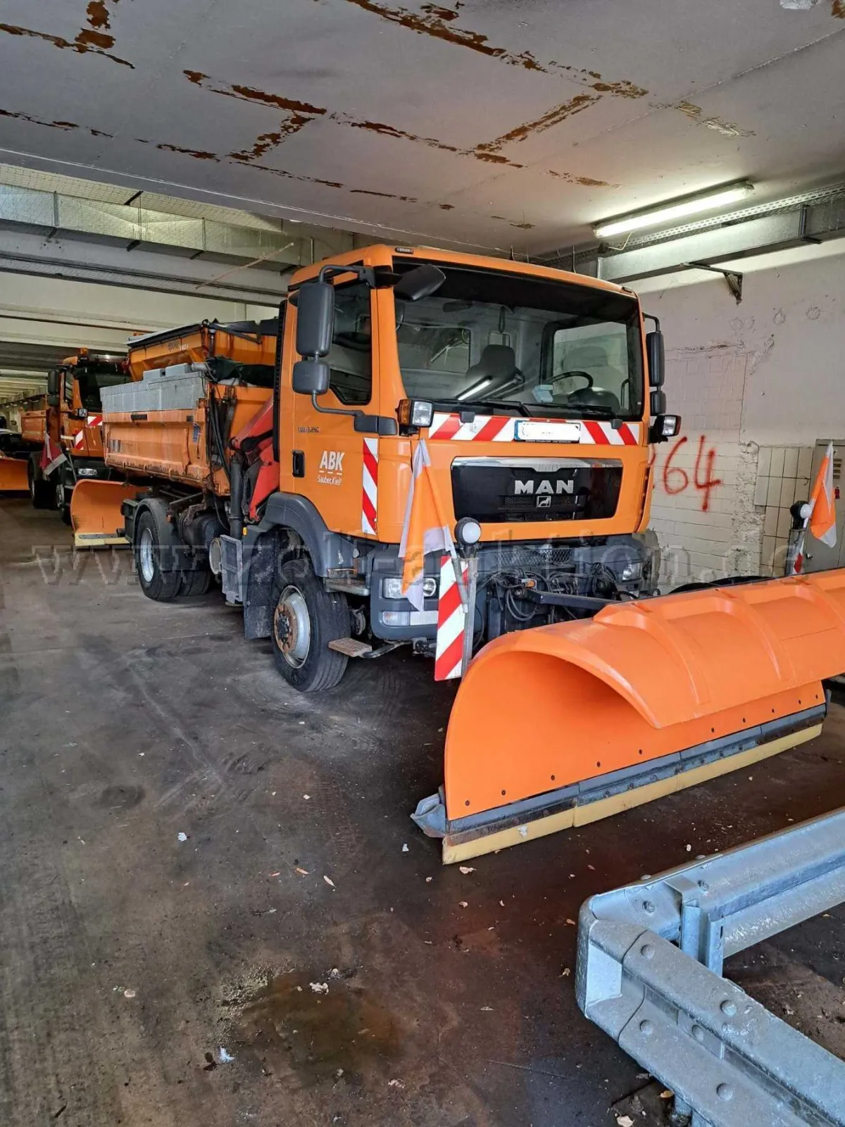1 MAN truck tipper-crane (drivable)