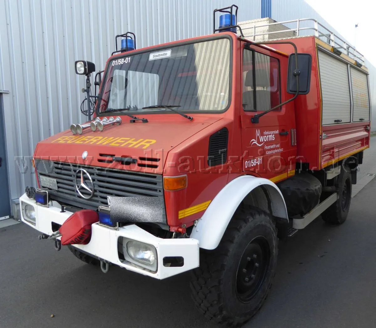 1 fire engine Daimler-Benz Unimog U1300 L // rescue vehicle