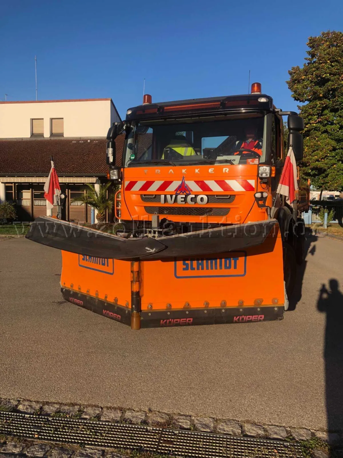 1 LKW IVECO B044 mit Kipper und Winterdienstausrüstung