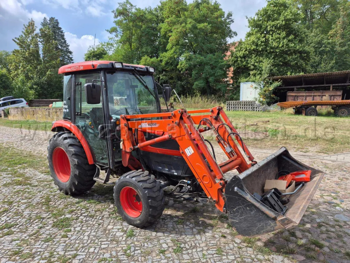 1 traktor komunalny Kioti KL150