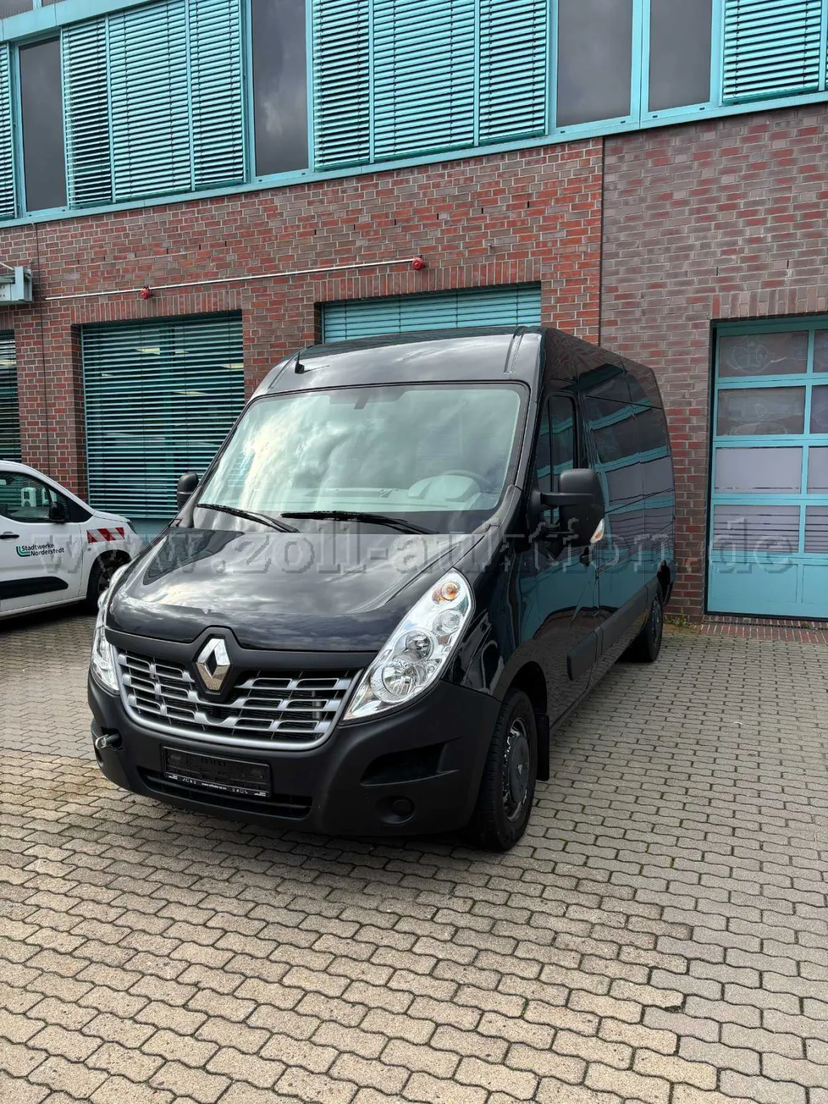 1 Renault Master engine damage (black)