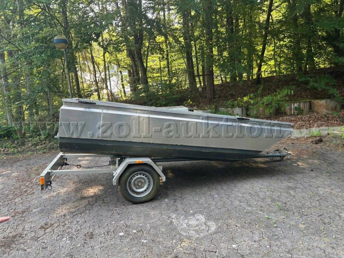 1 defecte aluminium werkboot van Alu Bau MAACK incl. slipwagen en trailer