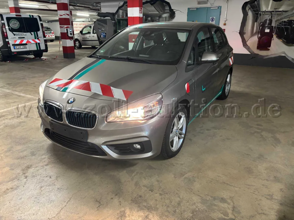 1 BMW 225xe Plug-in Hybrid mit Akkuschaden (silber)