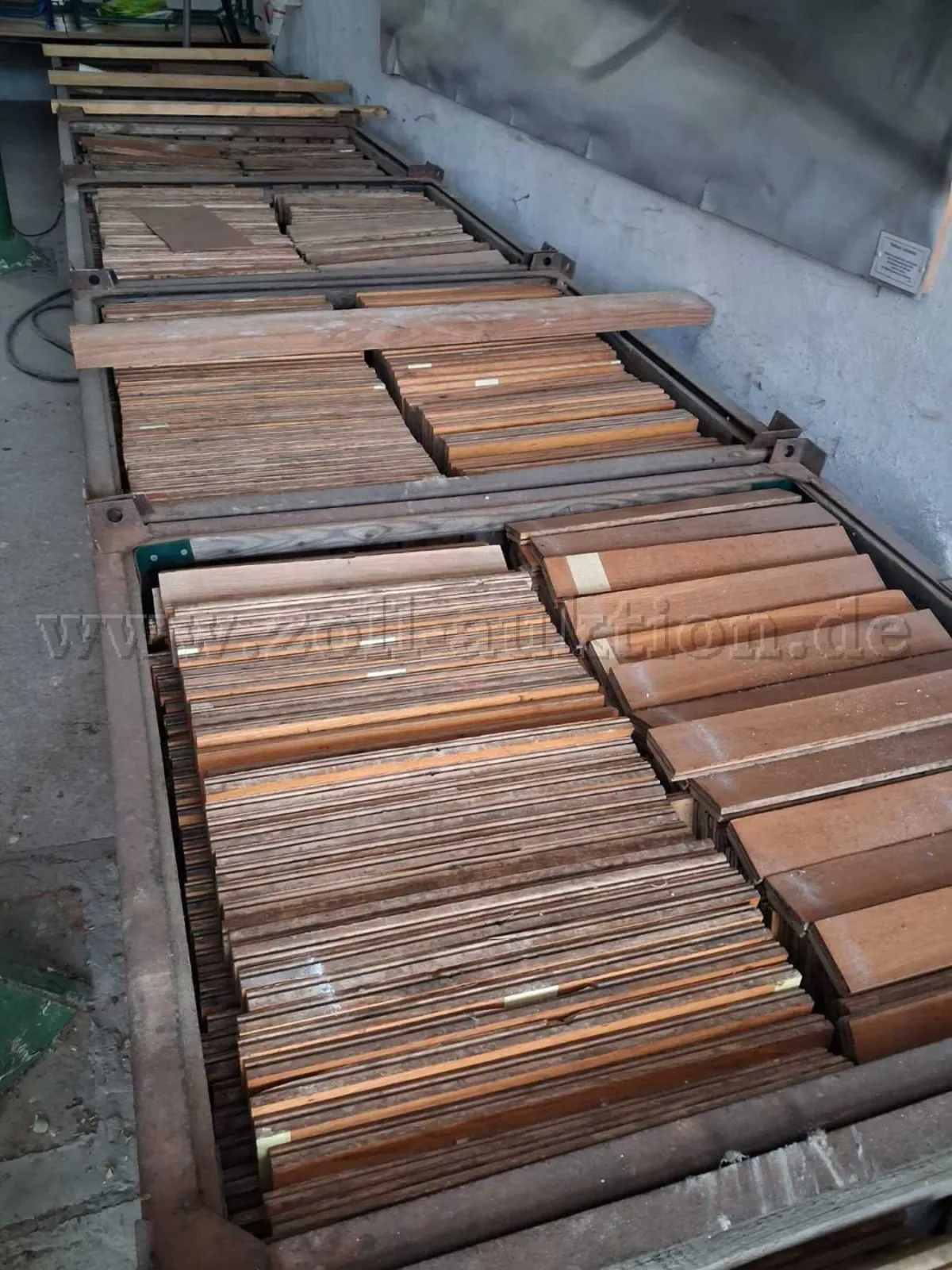 200 houten parket (ca. 200 m²)