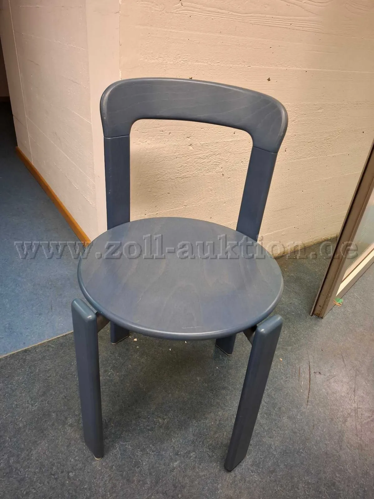 1 Cafeteria-Mobiliar – Bruno Rey für Kusch+Co. – 330 Stühle und 75 Tische