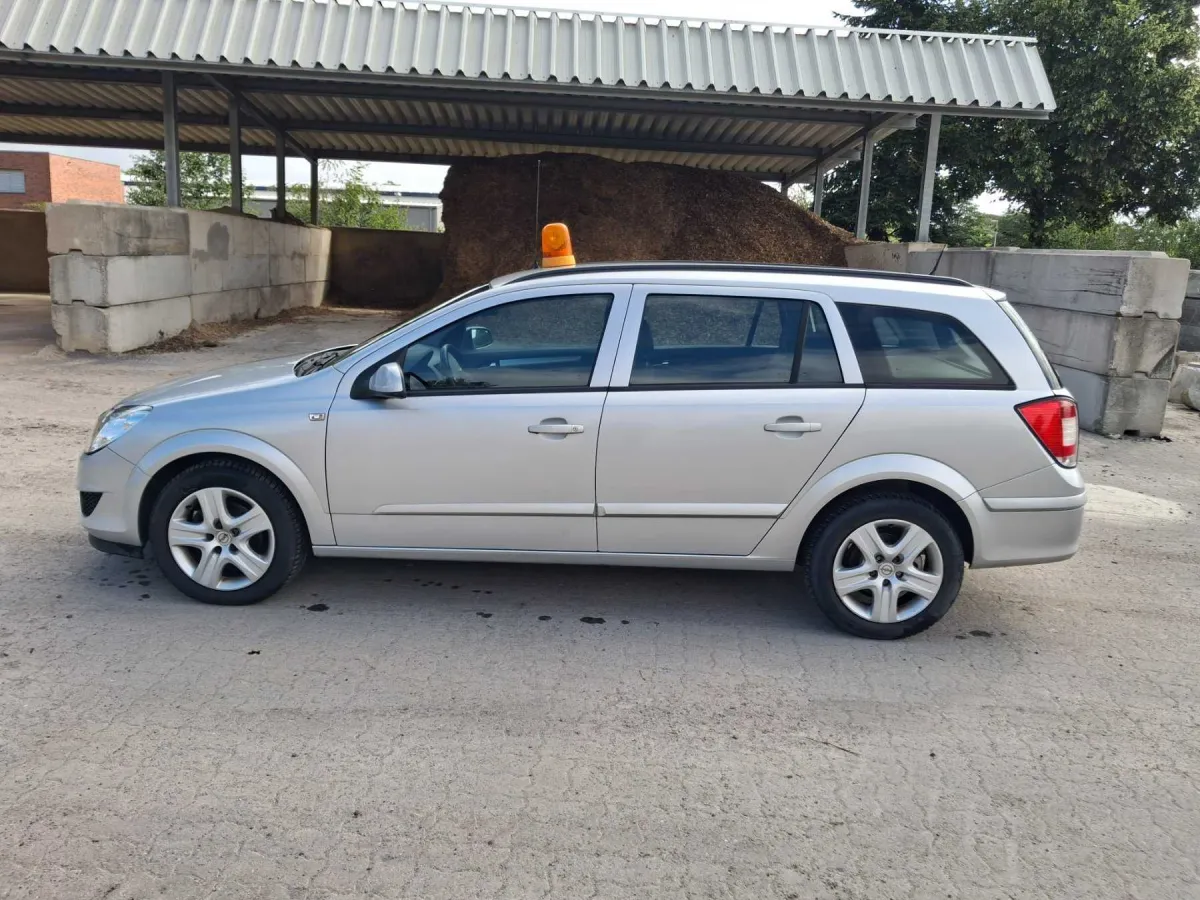 1 Opel Astra Estate