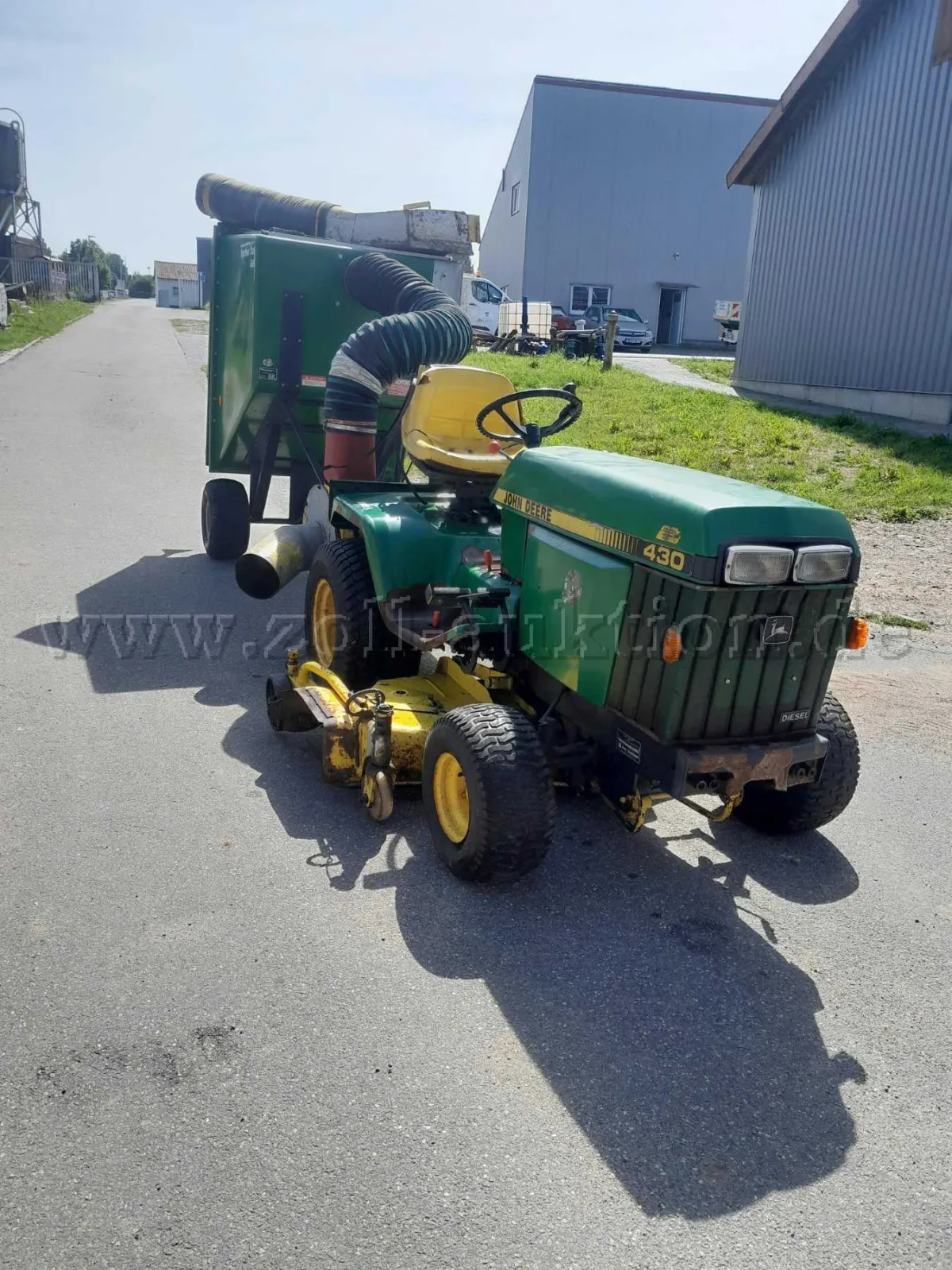 1 tondeuse John Deere 430 avec remorque de ramassage Sperber Van 600 et turbine d'aspiration