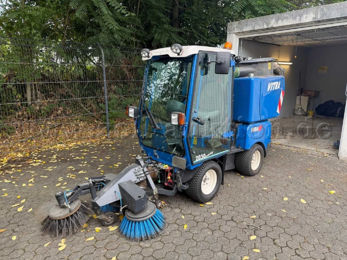 1 Iseki VITRA 2030 4x4 sweeper - broom system + leaf vacuum