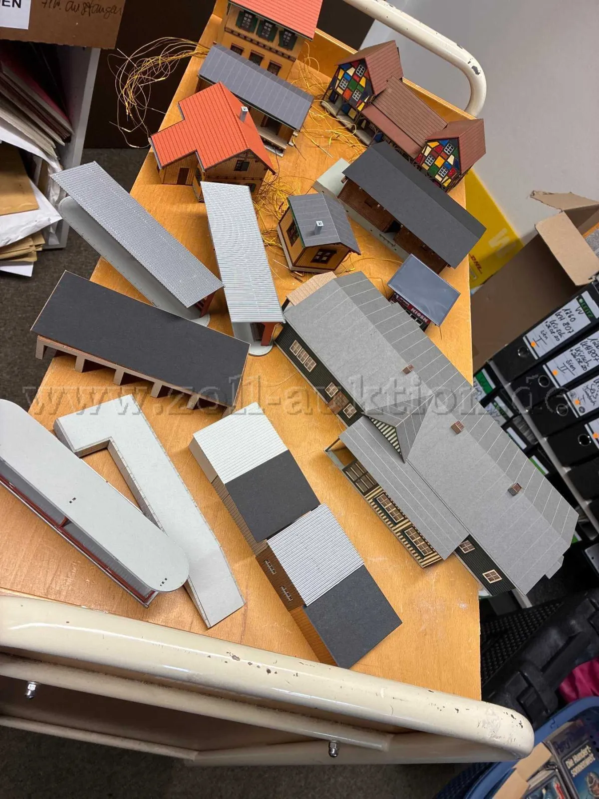 Lot van 14 laser-cut stationsets, modelbouw, H0-schaal