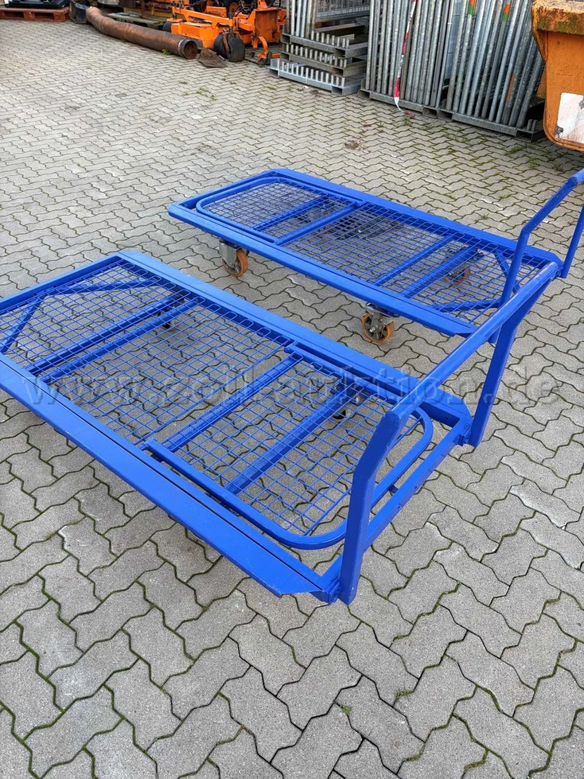 2 Stabile Mattenwagen aus Stahl, gummibereift, mit Bremse und Schiebebügel