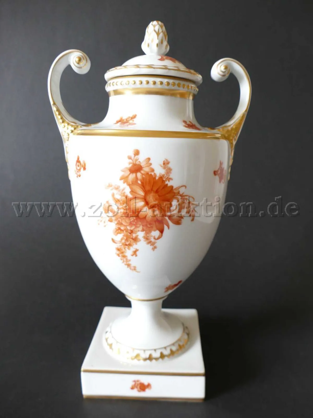 1 lidded vase on base, Fürstenberg porcelain, 20th c.