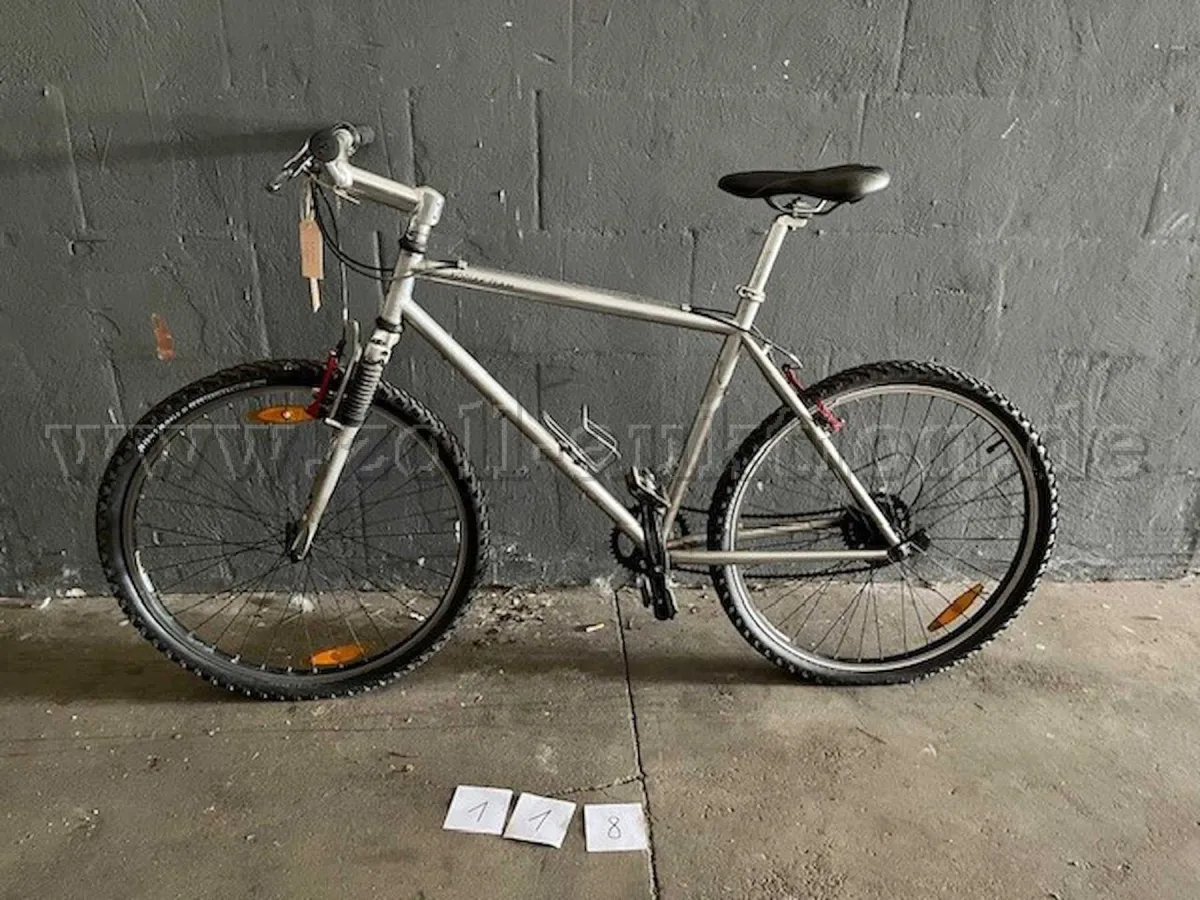 5 vélos de marques et tailles différentes