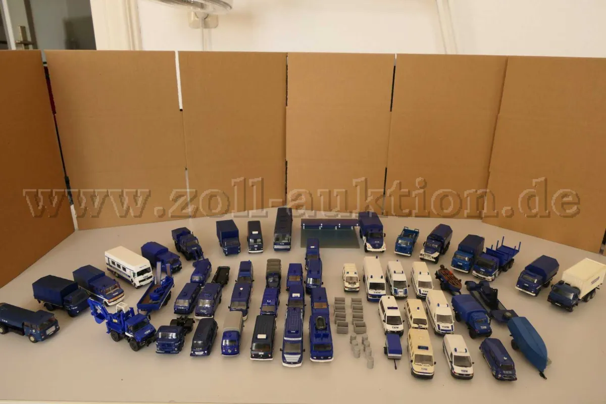 1 soubor 49 různých modelů vozidel THW s příslušenstvím, 1:87