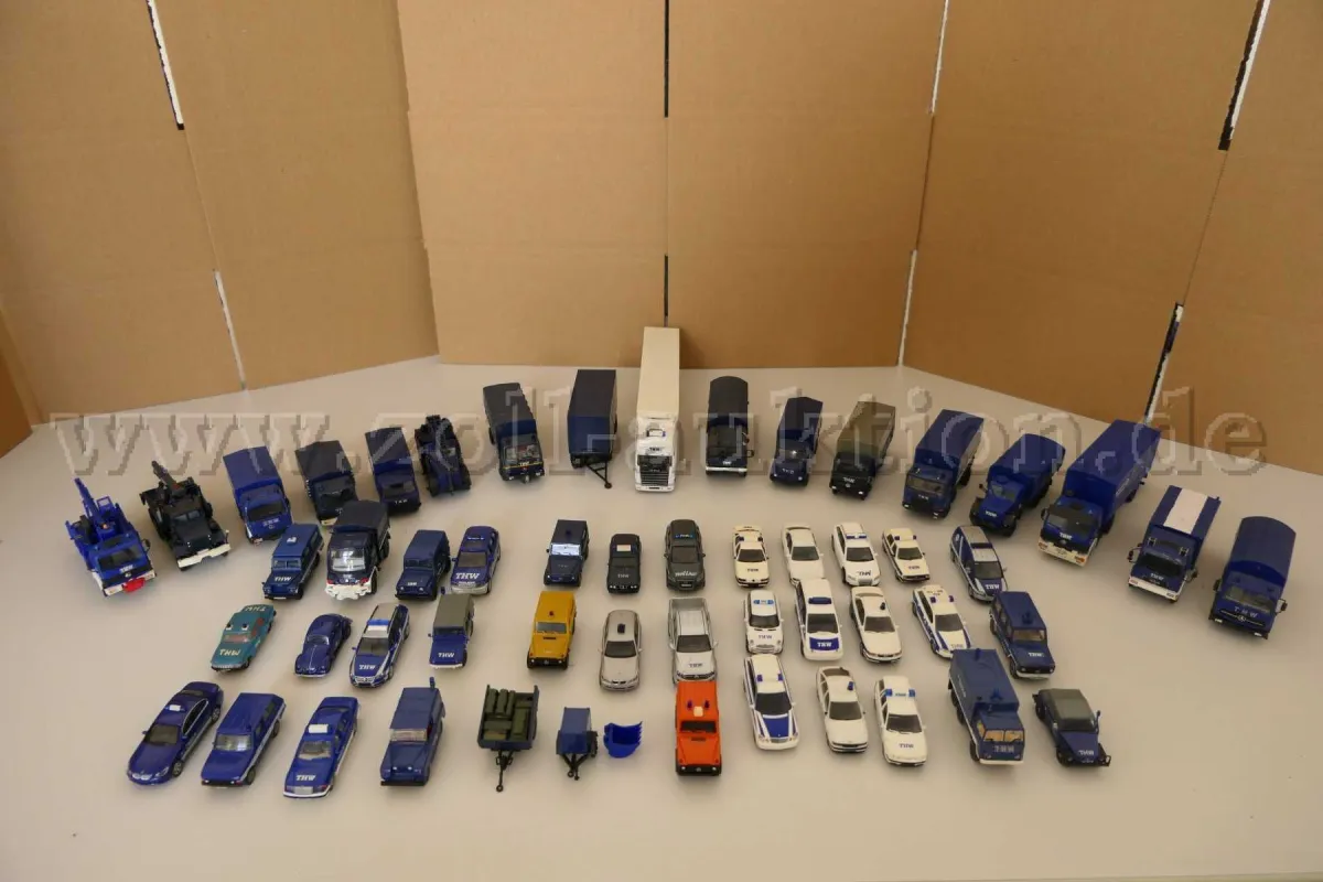 Lot de 50 modèles de véhicules d'intervention THW, 1:87