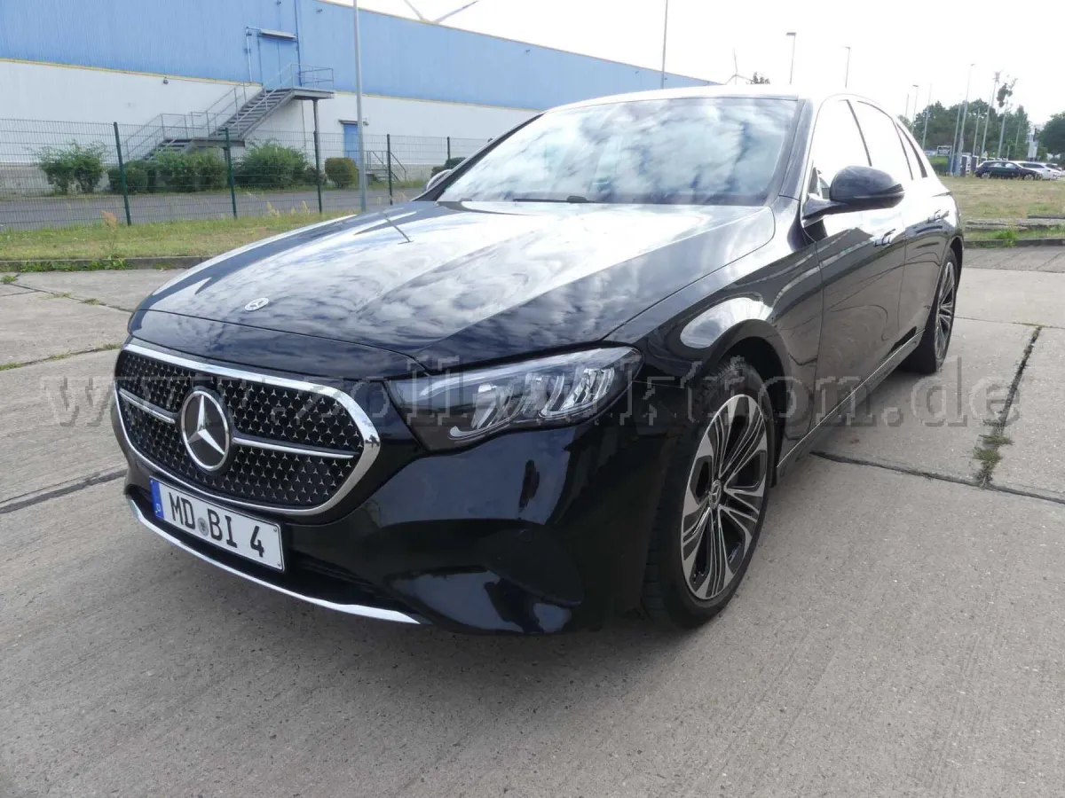 1 Mercedes-Benz E 300 de Avantgarde Advanced *8 kół