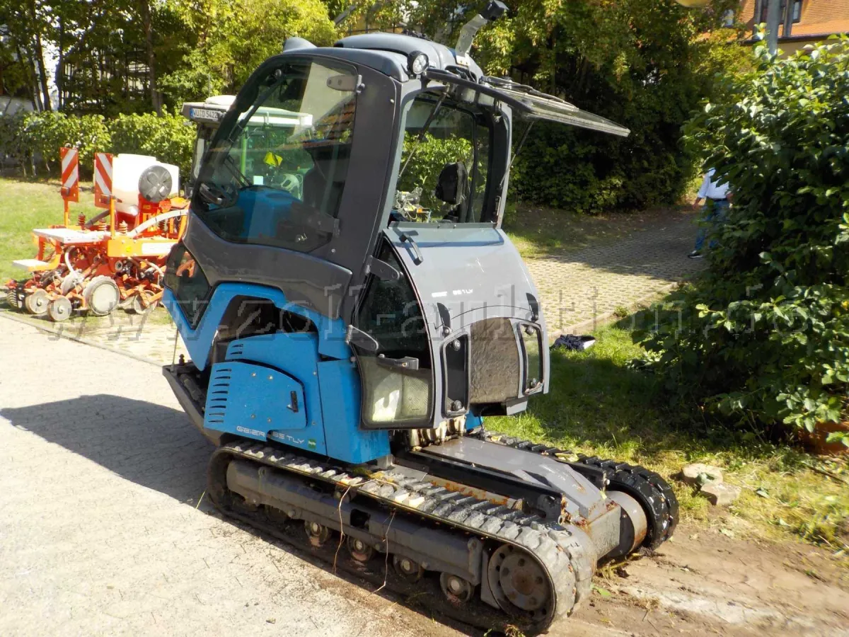 1 Geier vineyard crawler type 85 TLY