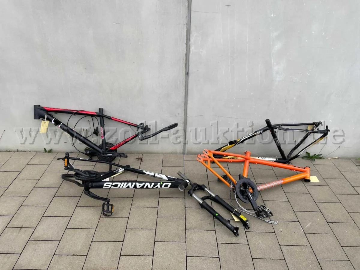 4 fietsframes en een fietsvork