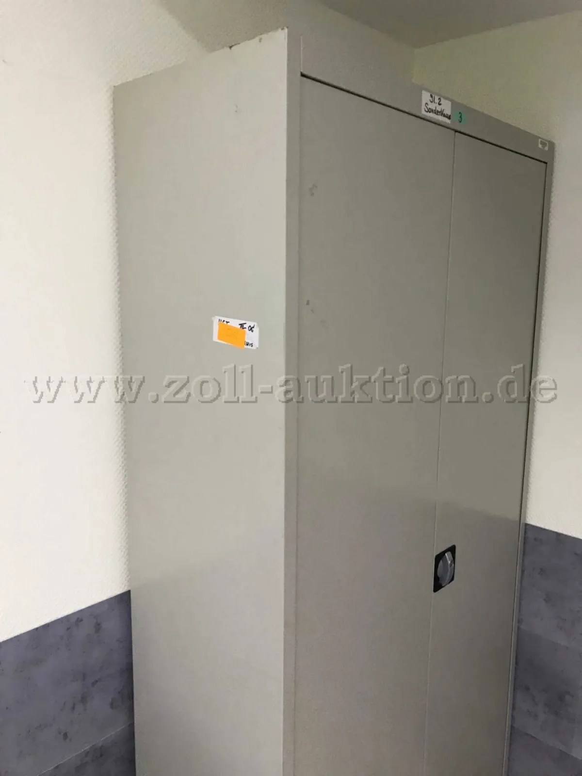 1 Metalen kast grijs