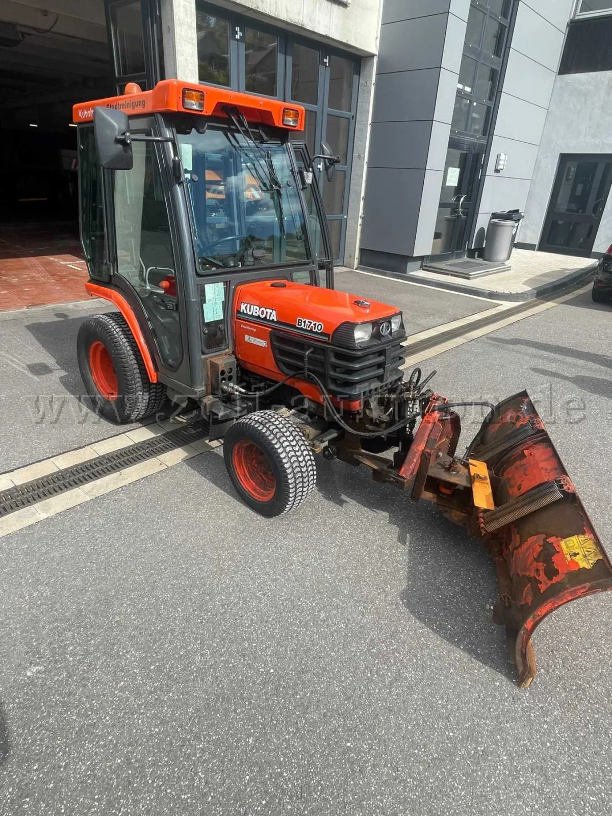 1 Kubota B4 Kleintraktor als Ersatzteilträger