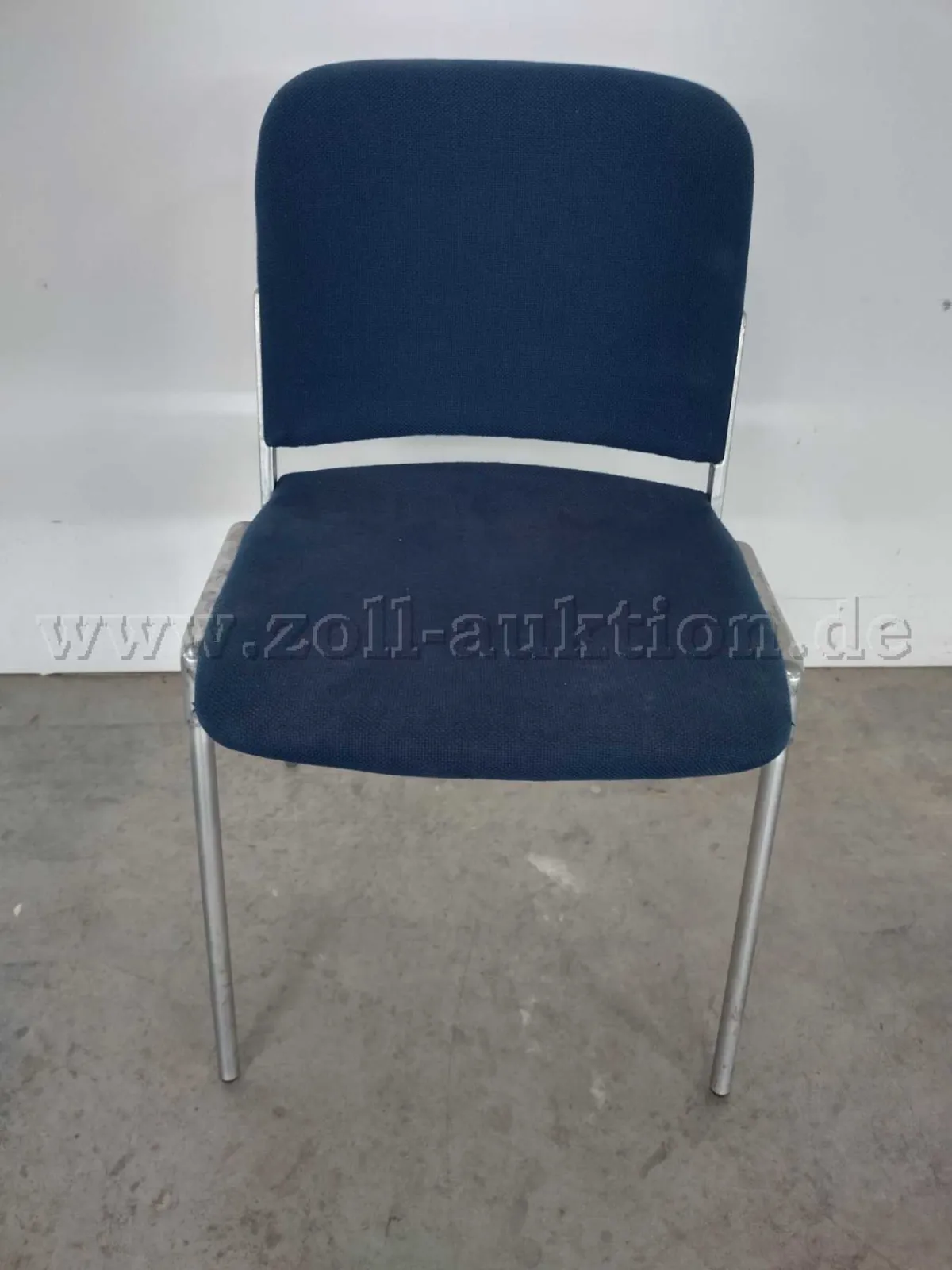 150 chaises empilables de Mauser avec fortes traces d'usure