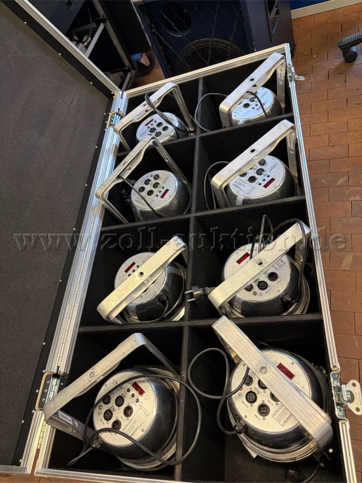 8 projecteurs LED PAR 64 AT3 Litecraft avec flight-case