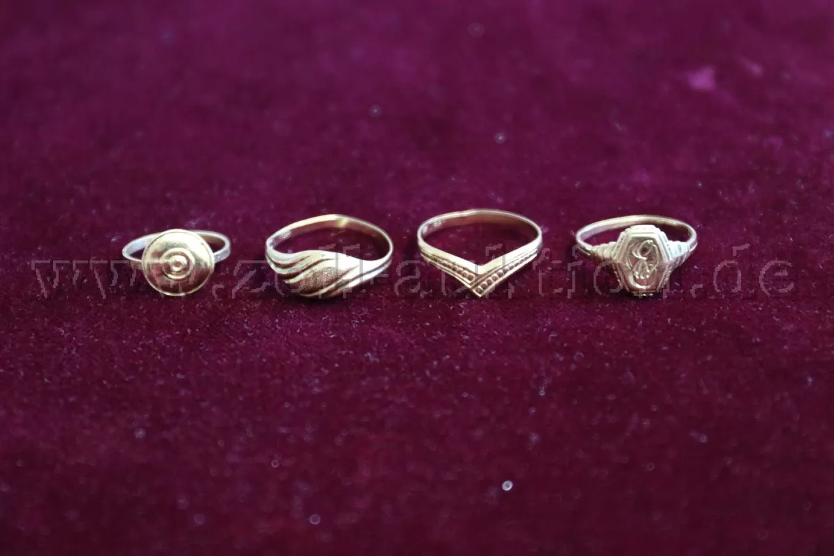 1 Set bestehend aus 4 Ringen mit 585 Gold