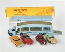 Dinky Toys, porte-voitures avec rampe de chargement et 4 voitures