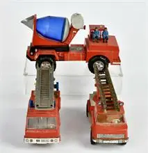 2x camion de pompiers et bétonnière