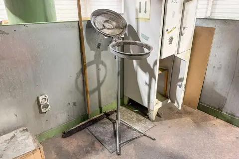 Garbage bag holder